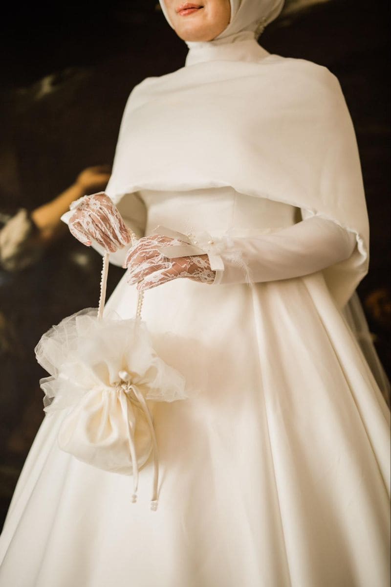 أسرار أناقتك في زفافك: اكتشفي أفضل فساتين للاكتاف العريضة